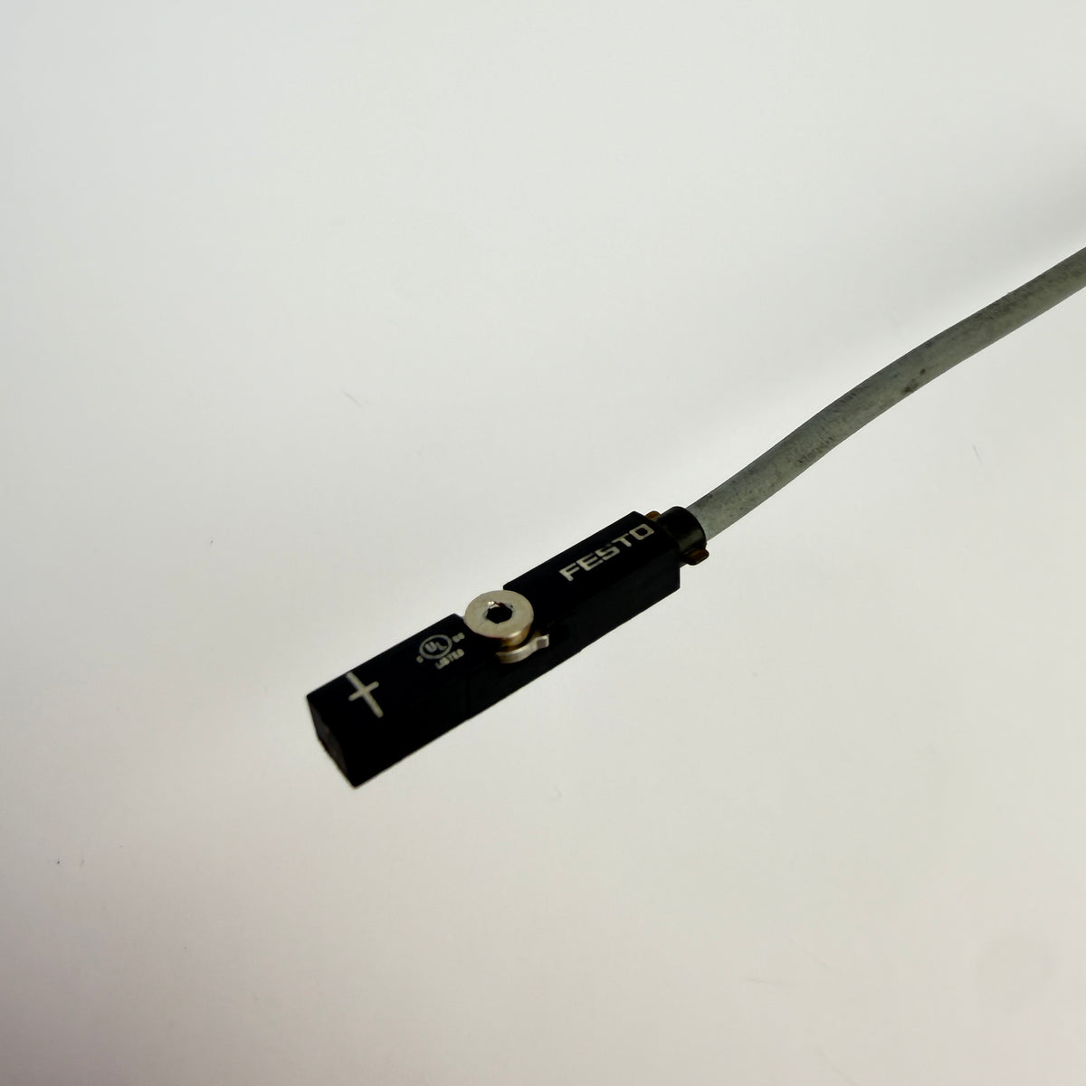 Festo 574335 SMT-8M-A-PS-24V-E-2,5-OE PNP Proximity Sensor 100cm Cable