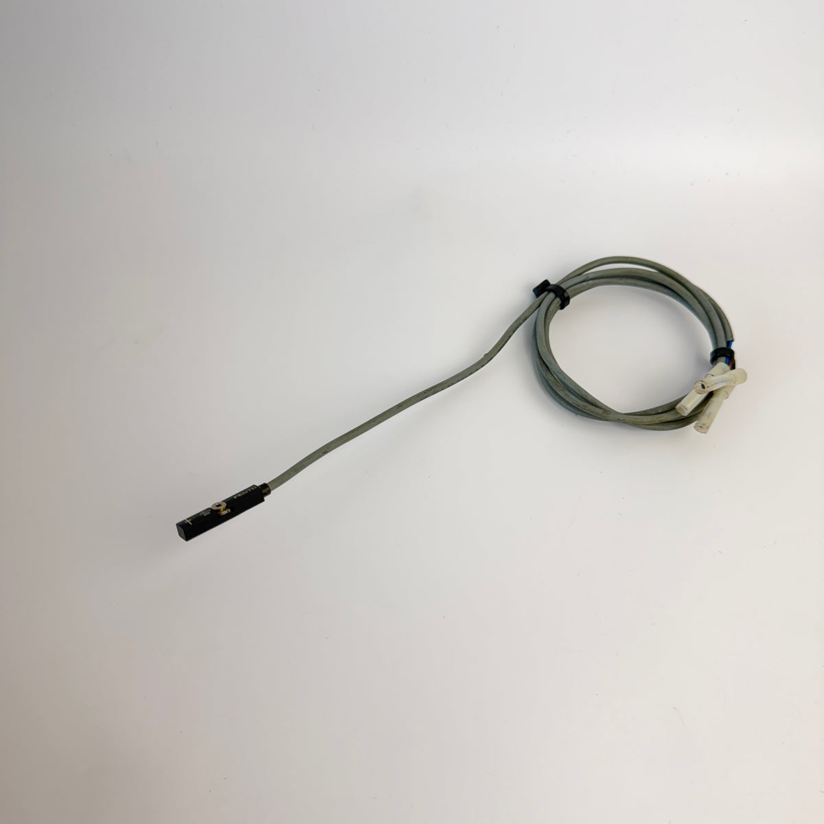 Festo 574335 SMT-8M-A-PS-24V-E-2,5-OE PNP Proximity Sensor 100cm Cable