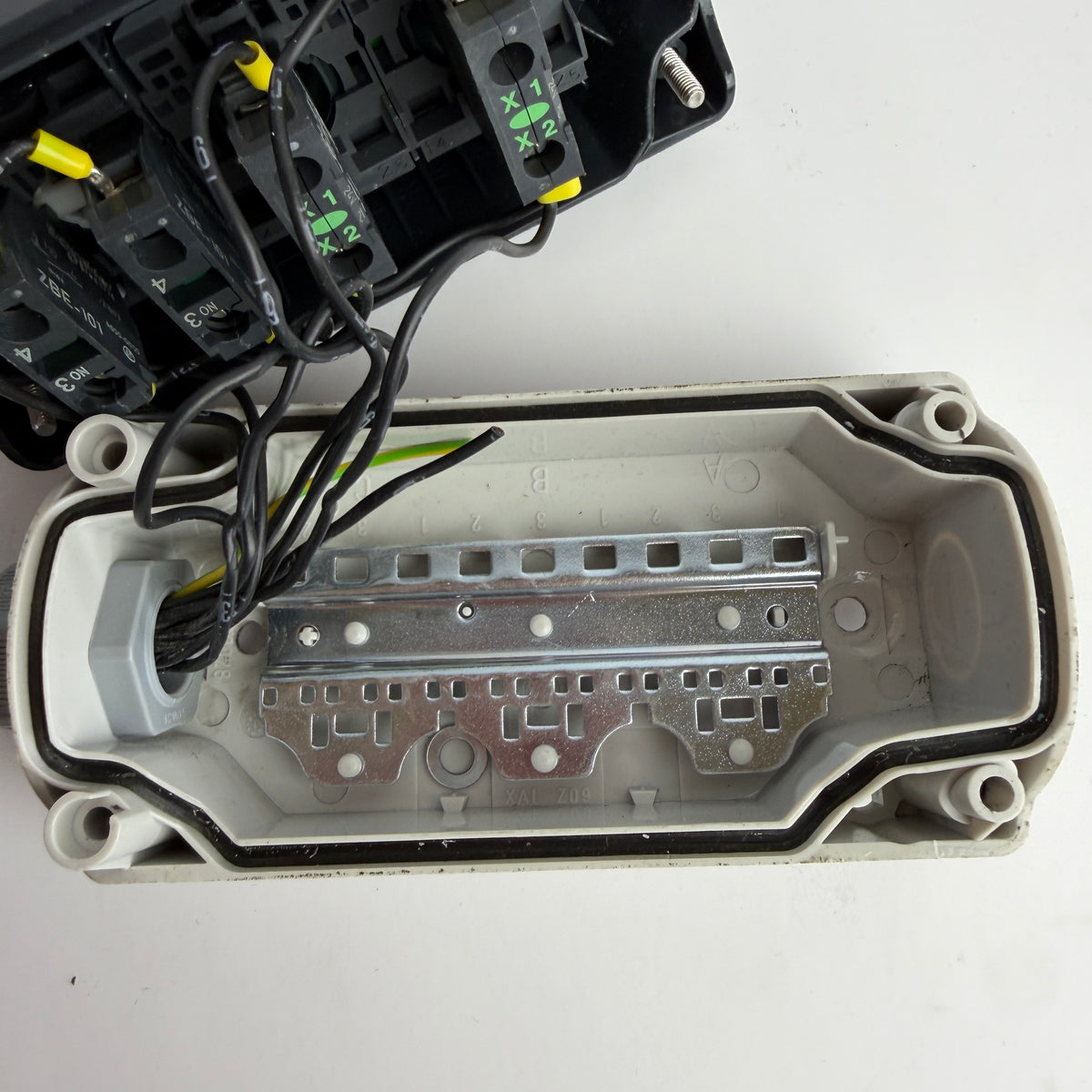 Schneider Electric XAL Control Station with Key Selector & 2 Green Pilot Lights, 2.2m Cable