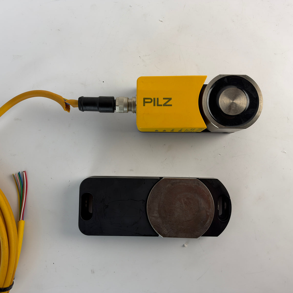 Pilz PSEN sl-0.5p 2.2 570512 Safety Gate Locking Switch with 570521 Actuator & 4m Cable