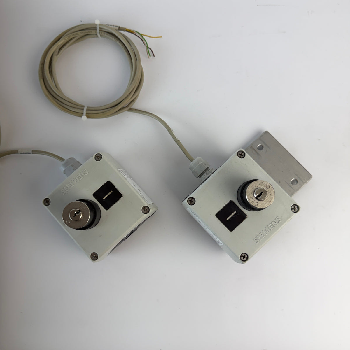 Siemens 3SB3801-0DA3 Key Selector Control Station Enclosure – Lot of 2
