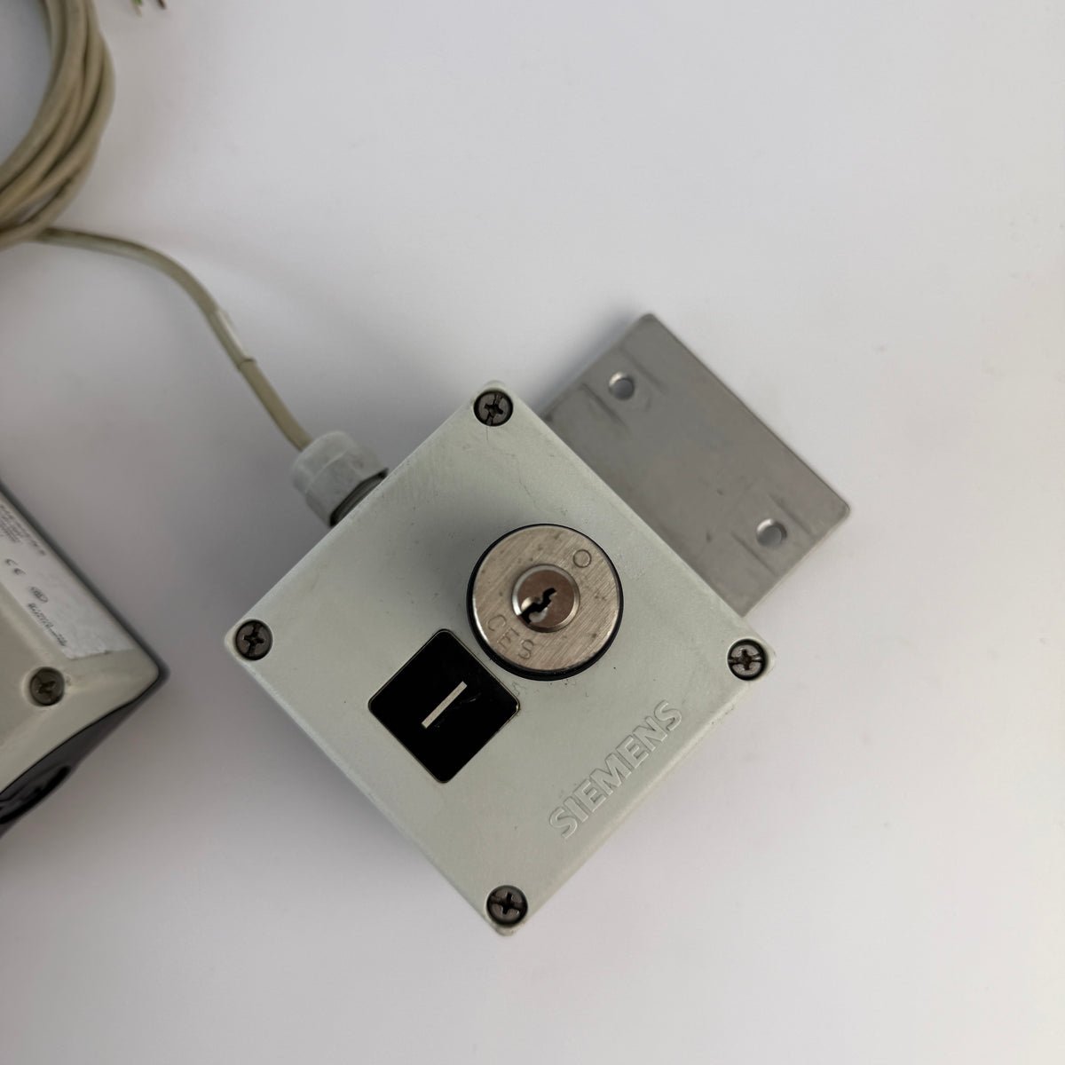 Siemens 3SB3801-0DA3 Key Selector Control Station Enclosure – Lot of 2