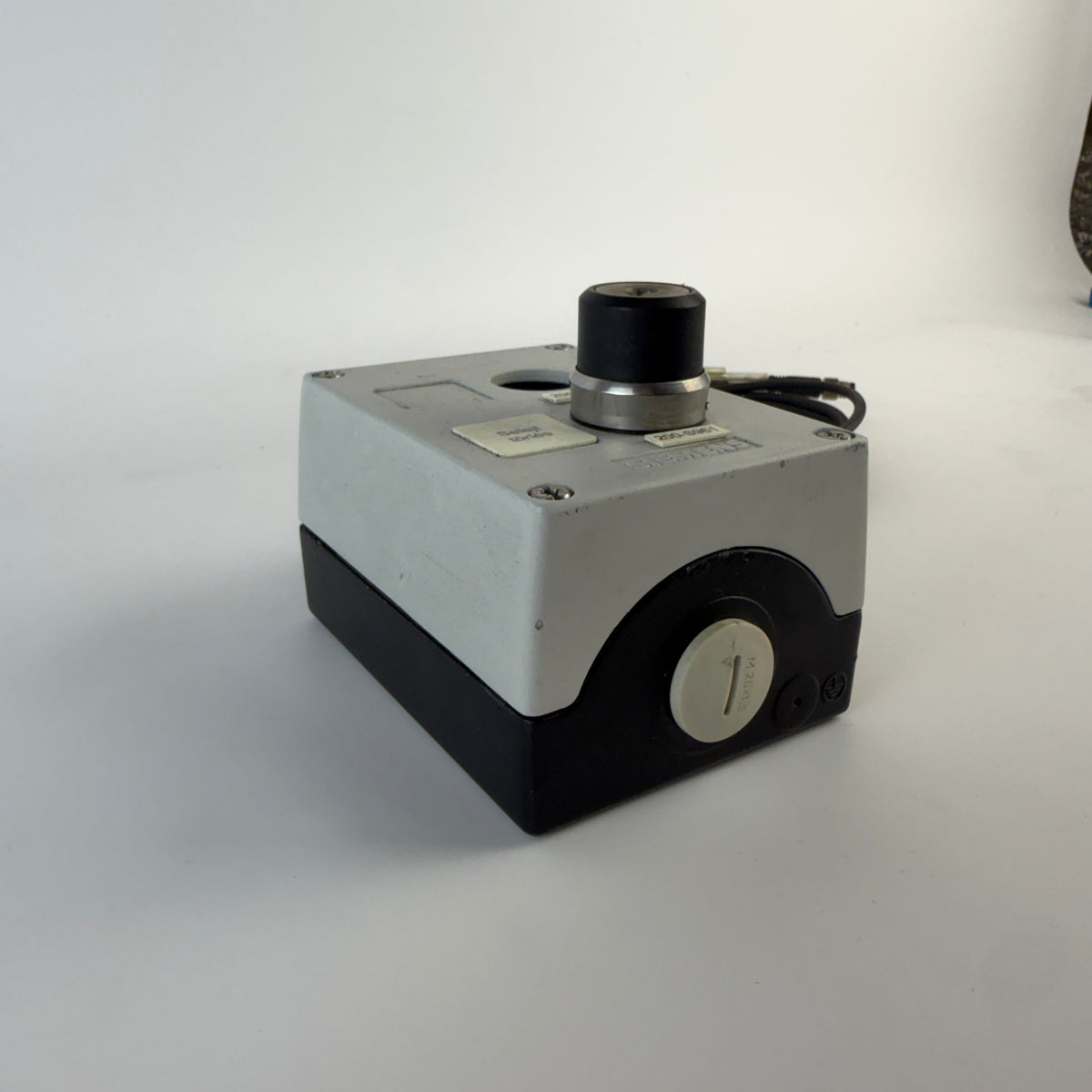 Siemens 3SU1852-0AA00-0AB1 SIRIUS ACT Metal Control Station Enclosure with Key Selector