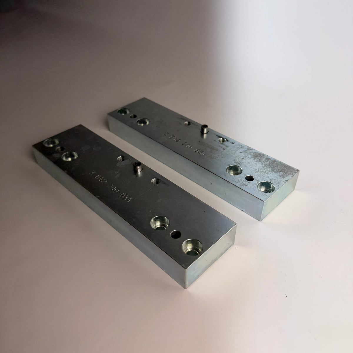 Lot of 2 Bosch Rexroth 3842210834 Mounting Plates 25x60x220 for HP 2