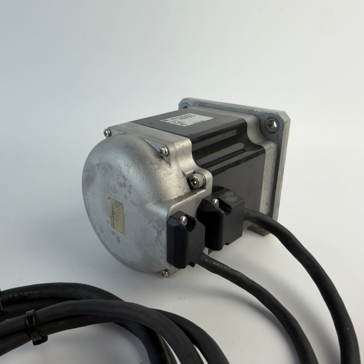 Allen-Bradley Kinetix Inverter Duty AC Servo Motor 230V 3-Phase with Cables