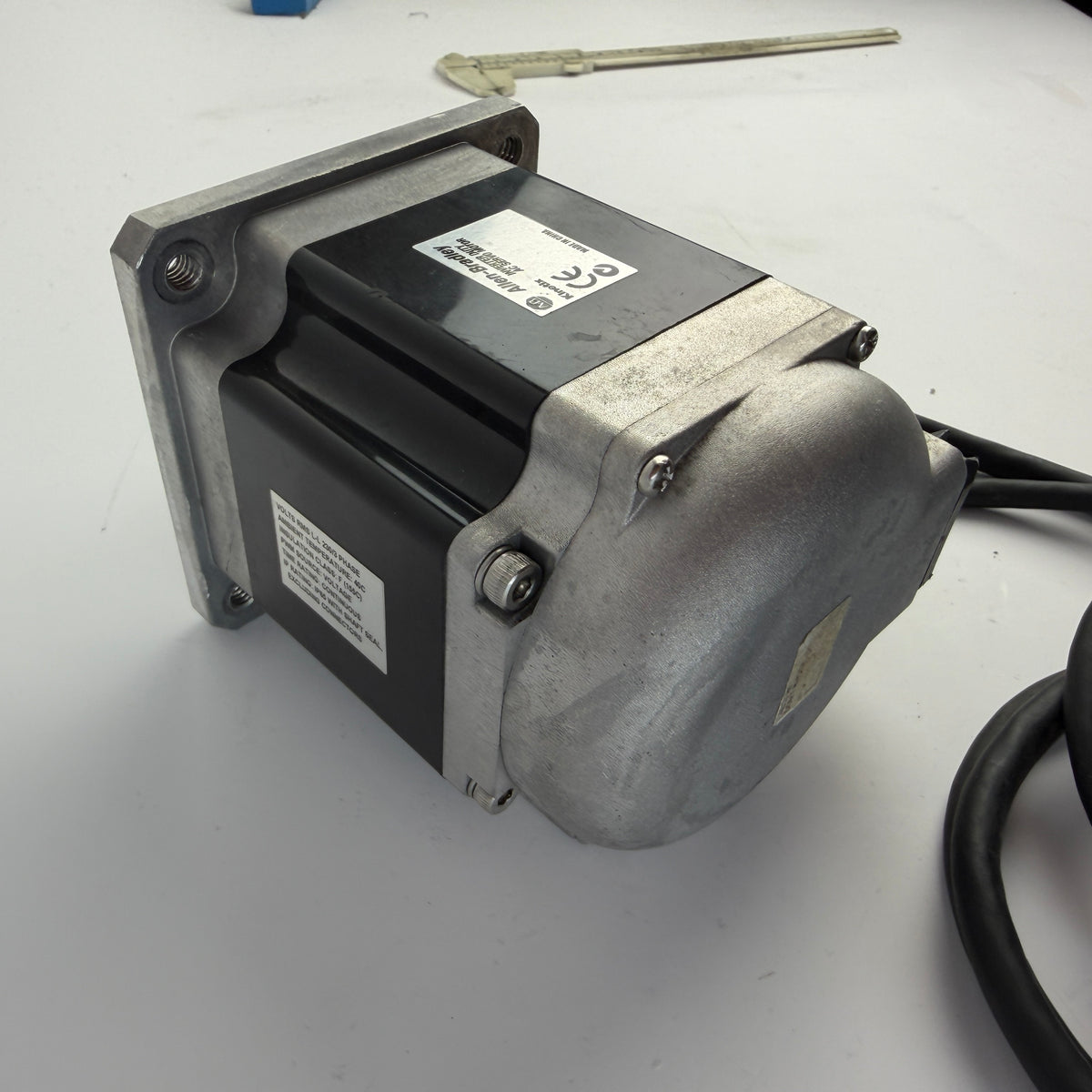 Allen-Bradley Kinetix Inverter Duty AC Servo Motor 230V 3-Phase with Cables