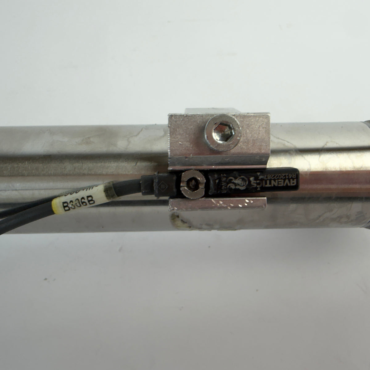 AVENTICS 0822334208 MNI 25/200 Pneumatic Cylinder with 2x R412022873 Sensors