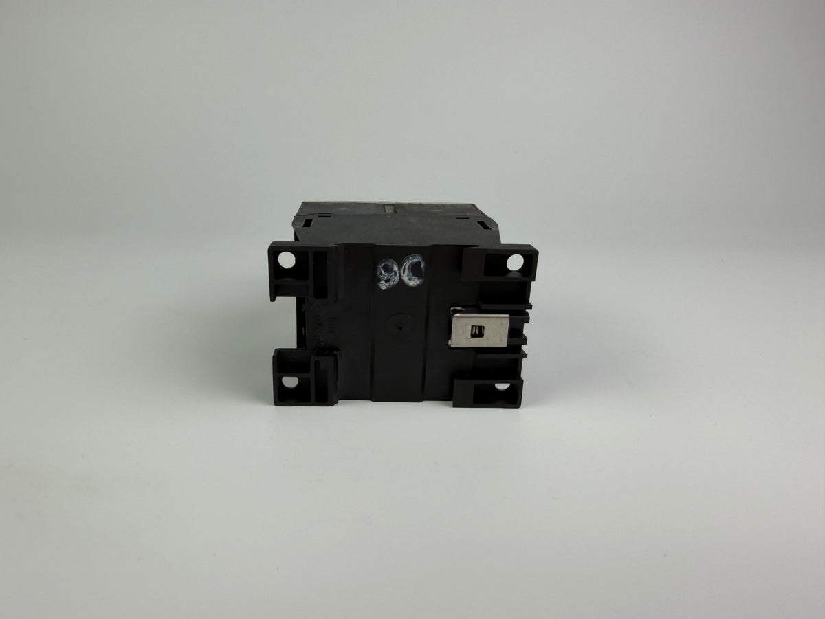 Eaton Moeller XTCE012B10 Contactor + DIL M32-XHI11 Auxiliary Contact Block (21NC / 33NO)