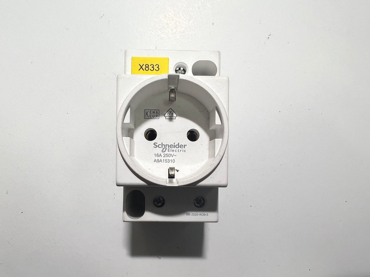 1x Schneider Electric A9A15310 Socket 16A 250V