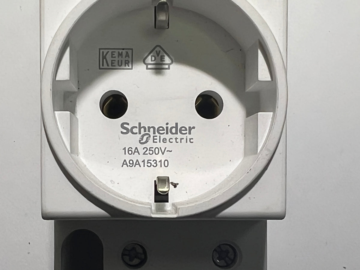 1x Schneider Electric A9A15310 Socket 16A 250V