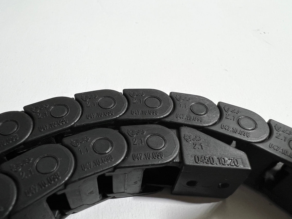 Igus 047.10.038 Energy Chain Cable Carrier – Lot of 42pcs